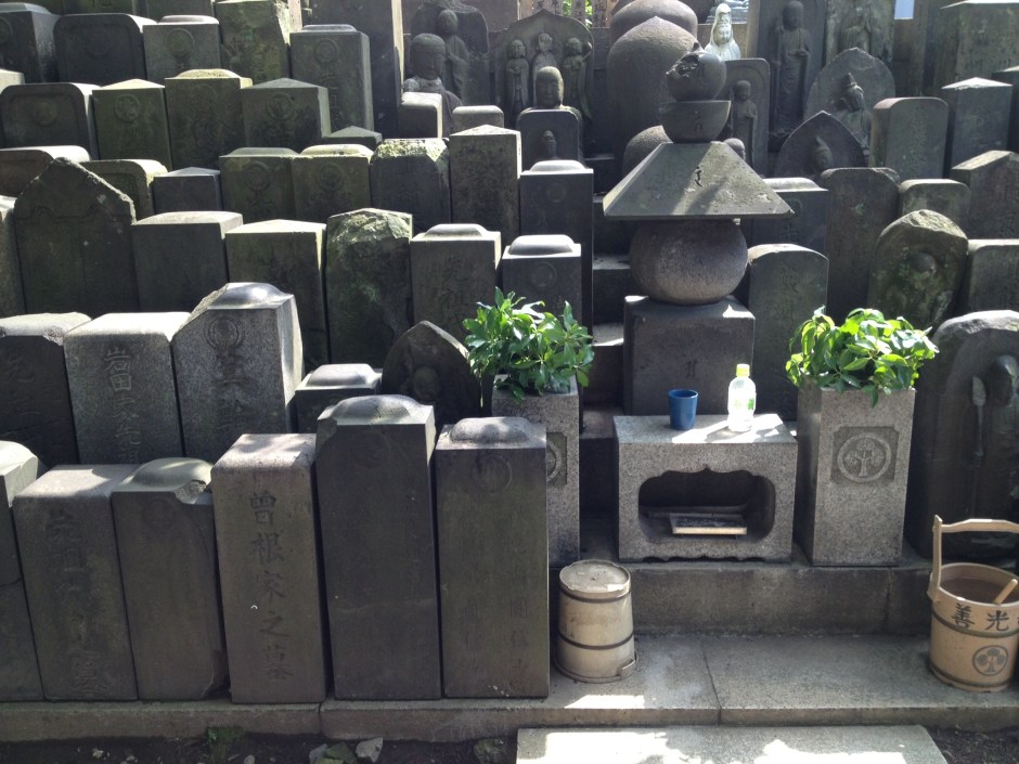 More graves 'n Buddhas